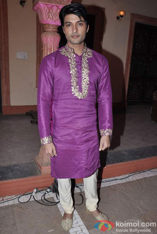 Anas Rashid on the sets of Star Parivar