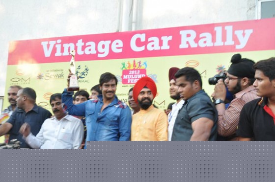 Ajay Devgn Flags Off Vintage Car Rally Pic 5