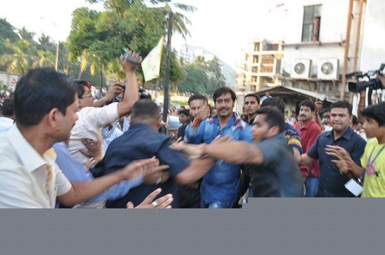 Ajay Devgn Flags Off Vintage Car Rally Pic 8