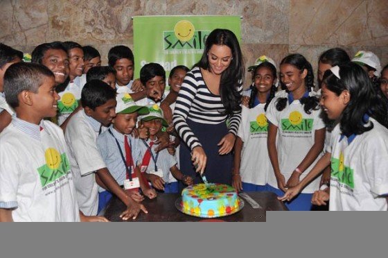 Sonakshi Sinha at Dabangg 2 screening held for Smile Foundation’s NGO kids Pic 1