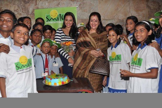 Sonakshi Sinha at Dabangg 2 screening held for Smile Foundation’s NGO kids Pic 4
