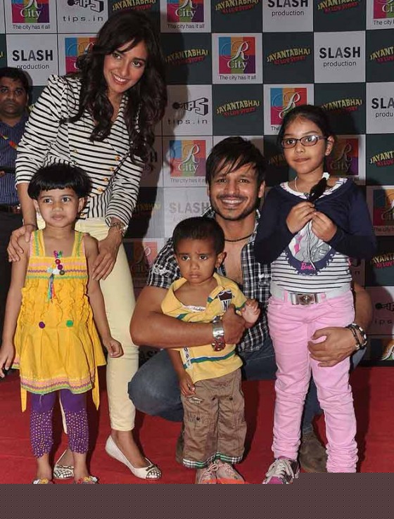 Neha Sharma And Vivek Oberoi At 'Jayantabhai Ki Luv Story' Promotional Event Pic 4