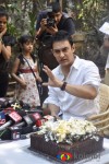 Aamir celebrates Birthday with fans