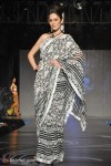 Kangna Ranaut Walks The Ramp For Azeem Khan