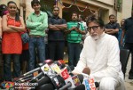 Amitabh Bachchan Looks Fab In White, Flanked By Abhishek & Ash