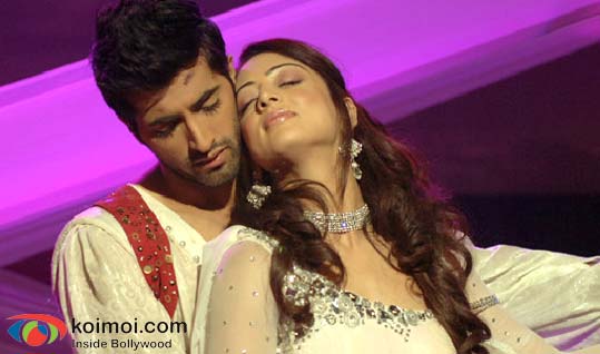 Akshay Oberoi, Sandeepa Dhar (Isi Life Mein...! Movie Still)