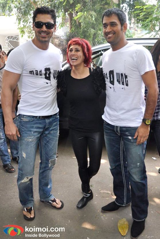 John Abraham & Dhoni's Hair Massage - Koimoi John Abraham & Dhoni's Hair Massage - Koimoi
