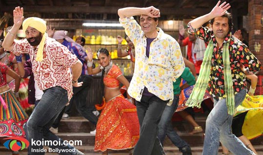 Sunny Deol, Dharmendra, Bobby Deol (Yamla Pagla Deewana Movie Still)