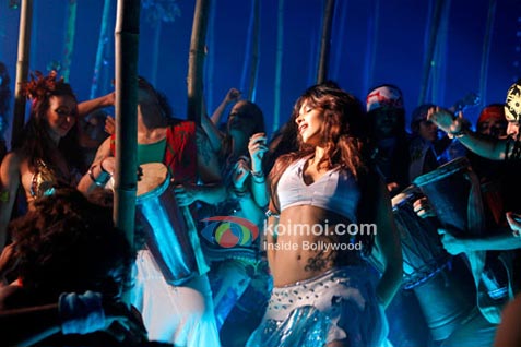 Deepika Padukone's Item Seductive Number (Dum Maaro Dum Movie Stills)