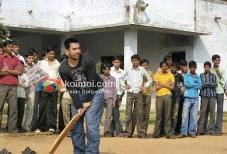 Aamir Khan Flying To Mohali; SRK To Stay Home For India-Pak Match