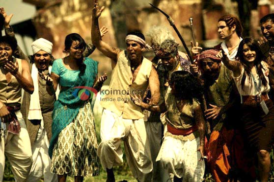 Sonakshi Sinha & Akshay Kumar's Mud Dance In Joker (Joker Movie Stills)