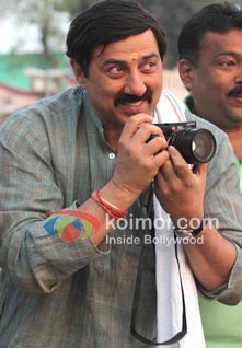 Sunny Deol Turns Photographer In Varanasi (Mohalla Assi Movie On The Sets Movie Stills)