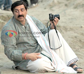 Sunny Deol Turns Photographer In Varanasi (Mohalla Assi Movie On The Sets Movie Stills)