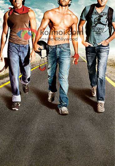 Hrithik Roshan Shows Off His Abs In Zindagi Na Milegi Dobara (Zindagi Na Milegi Dobara Movie First Look)