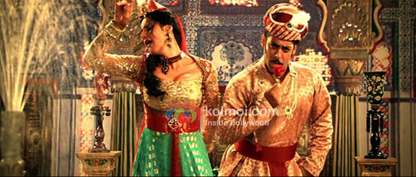 Zarine Khan, Salman Khan Ready Movie Character Dheela Song