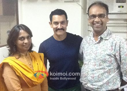 Aamir Khan (c) with Editor Komal Nahta (r) and Mmeena Nahta (l).