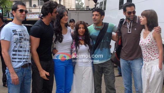 Ritesh Sidhwani, Hrithik Roshan, Katrina Kaif, Zoya Akhtar, Farhan Akhtar, Abhay Deol, Kalki Koechlin (Zindagi Na Milegi Dobara Road Trip Mumbai To Delhi)