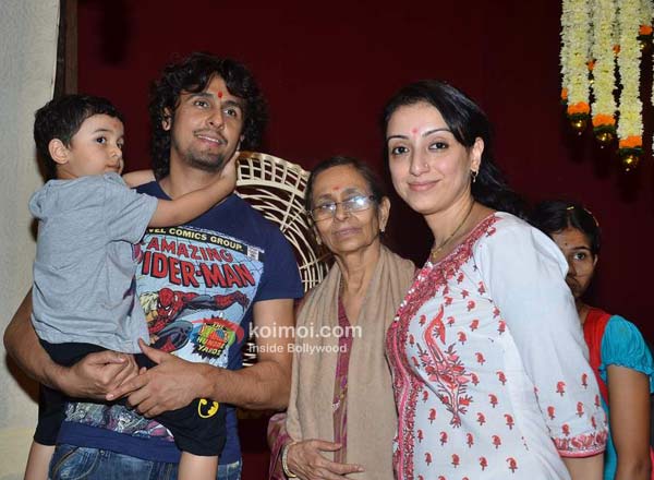 Sonu Nigaam At Durga Pooja