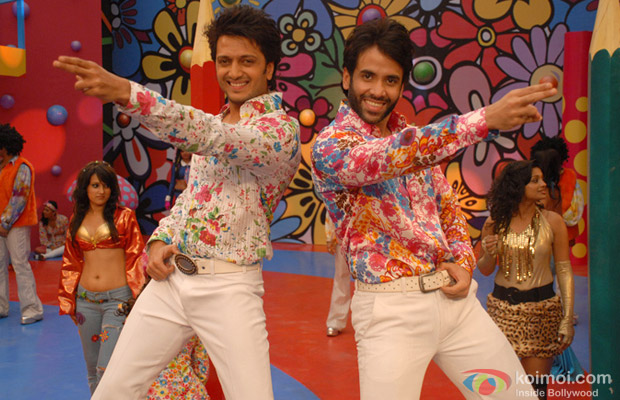 Ritesh Deshmukh and Tusshar Kapoor in still from Dil Garden Garden Ho Gaya song