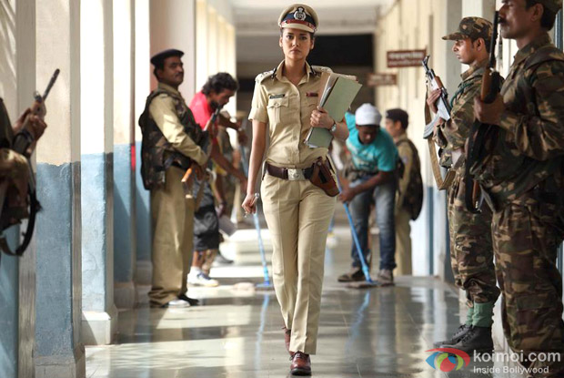 Esha Gupta in a Still from Chakravyuh Movie