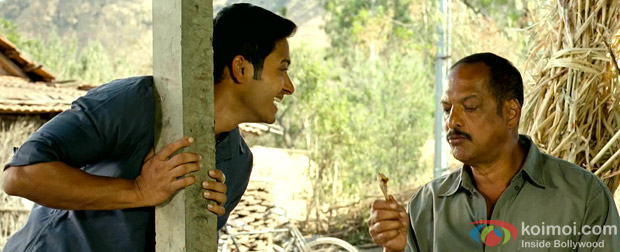 Shreyas Talpade and Nana Patekar in a still from Kamaal Dhamaal Malamaal Movie