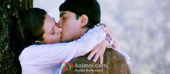 Aamir Khan And Karisma Kapoor in Raja Hindustani Kiss Smooch