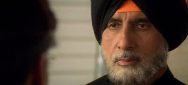 Amitabh Bachchan in a still from Ab Tumhare Hawale Watan Saathiyo Movie
