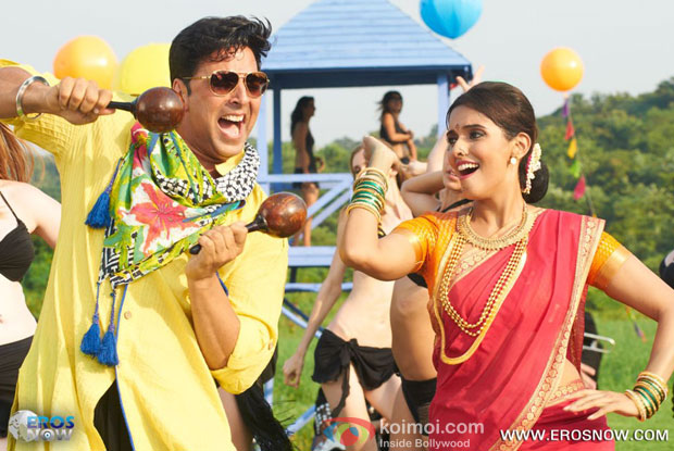 Akshay Kumar and Asin in a still from Khiladi 786 Movie