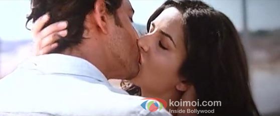Hrithik Roshan And Katrina Kaif In Zindagi Na Milegi Dobara Kiss Smooch