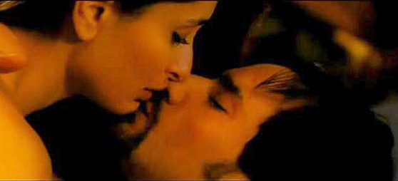 Kareena Kapoor And Saif Ali Khan In Kurbaan Kiss Smooch