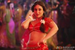 Red Hot Kareena Kapoor sizzles in 'Fevicol' Song in Dabangg 2 Movie Stills