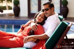 Salman Khan and Sonakshi Sinha get cosy by the pool in Dabangg 2 Movie Stills