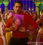 Salman Khan grooves to the 'Fevicol' song in Dabangg 2 Movie Stills