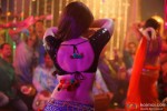 Sexy Kareena Kapoor flaunts her back in Fevicol song in Dabangg 2 Movie Stills