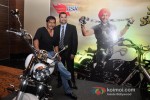 Ajay Devgan And Shirish Kulkarni Meets Son Of Sardaar Contest Winners Pic 1