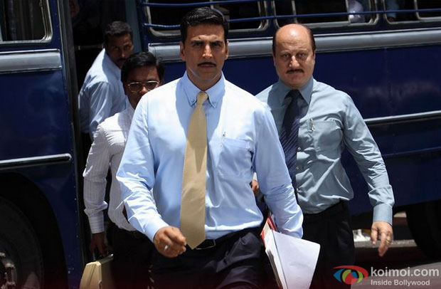 Akshay Kumar and Anupam Kher in in Special Chabbis (26) Movie Stills