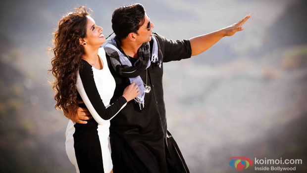 Akshay Kumar and Asin in a still from Khiladi 786 Movie