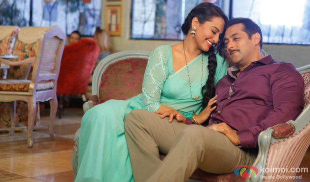 Sonakshi Sinha and Salman Khan in a still from Dabangg 2 Movie
