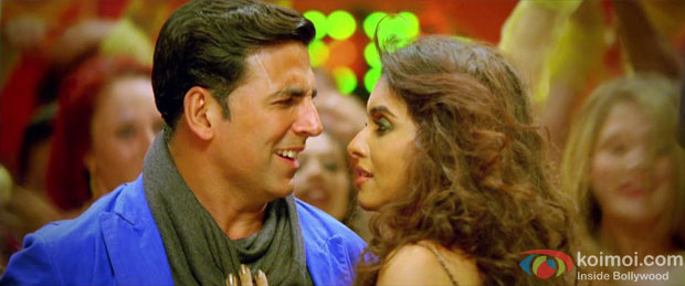 Akshay Kumar and Asin in a still from Khiladi 786 Movie Akshay Kumar and Asin in a still from Khiladi 786 Movie