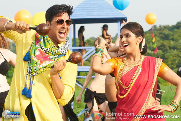 Akshay Kumar and Asin in a still from Khiladi 786 Movie