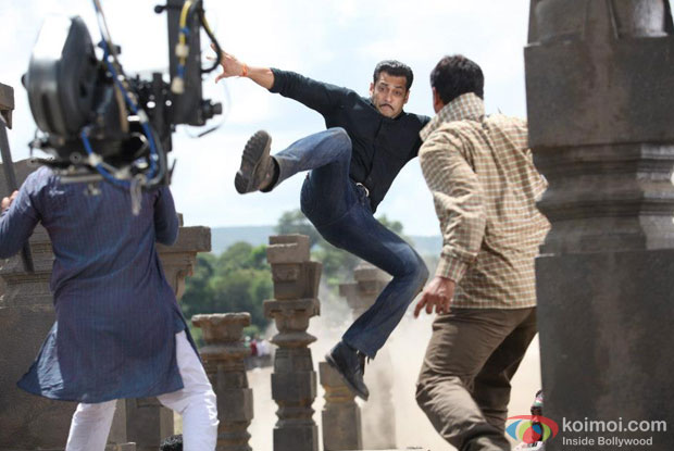Salman Khan on the sets of Dabangg 2 Movie