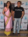 Sonakshi Sinha and Salman Khan promote Dabangg 2 on the sets of Sa Re Ga Ma Pic 1
