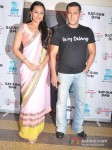 Sonakshi Sinha and Salman Khan promote Dabangg 2 on the sets of Sa Re Ga Ma Pic 3
