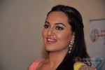 Sonakshi Sinha promote Dabangg 2 on the sets of Sa Re Ga Ma Pic 4