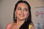 Sonakshi Sinha promote Dabangg 2 on the sets of Sa Re Ga Ma Pic 3