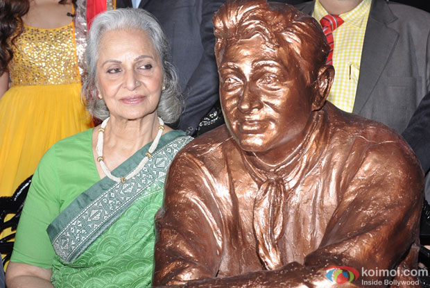 Waheeda Rahman Unveils Dev Anand's Statue