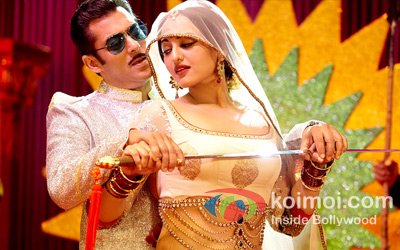 Salman Khan and Sonakshi Sinha in a still from Dabangg 2 Movie Salman Khan and Sonakshi Sinha in a still from Dabangg 2 Movie