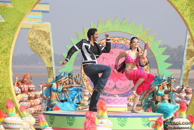Ajay Devgn and Tamannaah groove to Naino mein sapna in Sajid Khan's Himmatwala