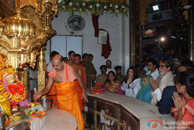 Aishwarya Rai, Abhishek, Jaya and Amitabh Bachchan At Siddhivinayak Temple