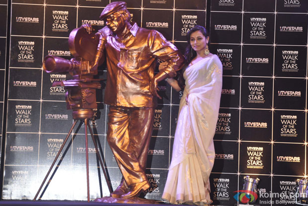 Rani Mukerji with Yash Chopra's Statue